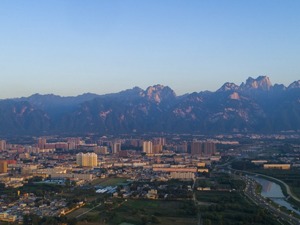 大手笔招引名校硕博，县城“抢人”算盘能打响吗？
