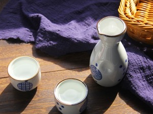 上市酒企股东大会卖酒渐成潮流：有公司被投资者提问何时加入，也有公司“优惠价”遭质疑