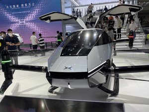 第26届粤港澳大湾区车展现场人流如织 补贴政策下新能源车受青睐