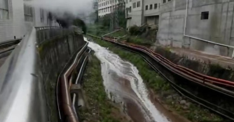 上百吨？茅台镇一酒厂事故致大量酱酒流入河中 当地政府人士：没网上说得这么夸张