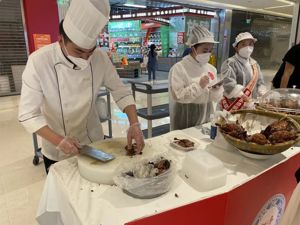 摆摊、直播、进社区，餐饮业如何在后疫情时代完成“自救”？