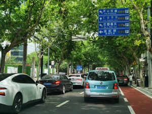 上海全面复工首日：“抢着上班”的员工，“偏爱堵车”的司机与“双班赶工”的车企