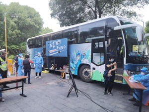图集丨上海全面恢复首日一线探访：早餐店、菜场开张，客人也来了