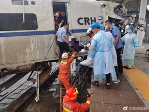 突发！D2809次高铁撞上泥石流脱线，当地消防紧急赶赴现场救援