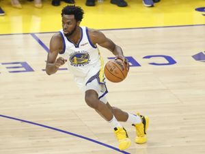 签约中国品牌，NBA大赛时却穿耐克？球星回应：新鞋因邮寄问题未及时送到，品牌方：表示理解