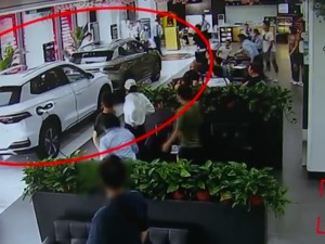 4S店展车突然启动！车内小伙懵了！经销商要求赔偿两万或买下事故车，合不合理？