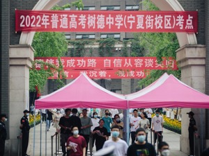 高考图集｜成都：高考结束，家长用鲜花和奶茶迎接考生