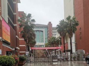 高考图集｜厦门：高考遇见下雨天，家长身着红旗袍