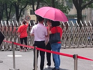 高考图集｜杭州：考生家长寄语“放轻松” ，手捧鲜花为孩子加油