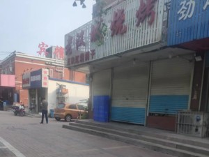 现场直击｜唐山打人案事发地烧烤店大门紧闭
