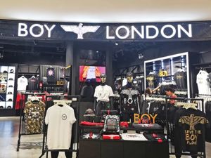 “不和穿这个牌子的人玩”！被唐山打人事件殃及，英国潮牌BOYLONDON冤不冤？在中国卖不动，专家：山寨货太多