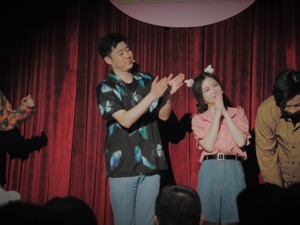 不到10个月演了200场，他们在成都“开心”做喜剧