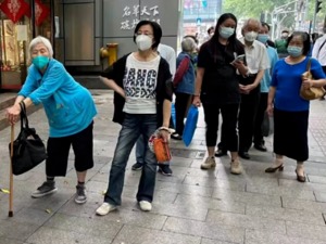 上海多家银行排队爆满，老人凌晨2点来排队，5点就没号！如何解决？上海银保监局发布最新通知……