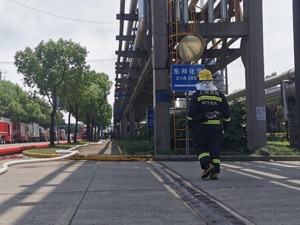 图集丨上海石化事故现场目击：消防车队排起千米  多处窗户碎裂