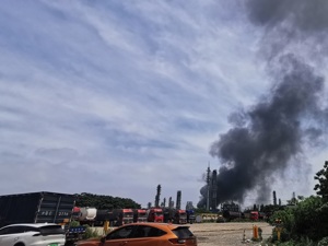 每经记者直击上海石化火灾现场 公司昨天刚纪念成立50周年