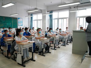 如何给择校热降温？教育部：全面落实免试就近入学和“公民同招”政策