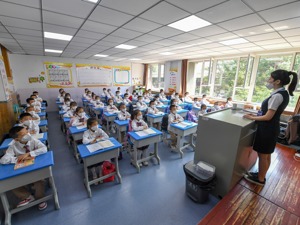 全面落实免试就近入学和“公民同招”政策