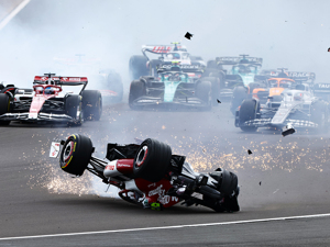惊险！中国F1车手周冠宇遭遇严重事故，赛车被撞飞起、翻滚、倒扣滑行！车队：周冠宇目前意识清醒