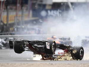 250km/h时速撞墙！中国首位F1车手周冠宇安然无恙！深夜自拍报平安：8万元的“人字拖”救了我！