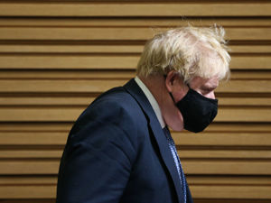 英国政坛“巨震”：3天近60位官员辞职，约翰逊宣布将辞去首相丨专题