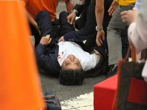 安倍晋三遇刺身亡，执政时间最长的日本首相留下了哪些政治遗产？｜专题