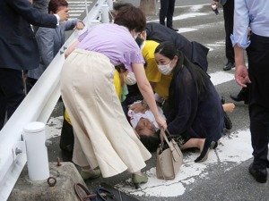 最新！罪名改为杀人嫌疑，日本警方将安倍枪击案嫌疑人移交检察院，山上徹也：未婚，租住13平米单间，作案前一天曾踩点
