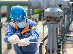宝钢股份、华明装备：酷暑高温下，生产不停歇 | 上市公司战高温