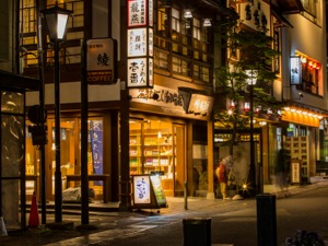 东京都上调新冠疫情警报至最高级别，美元兑日元涨破139续创24年新高，分析师：日元已被严重低估