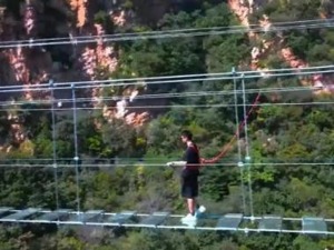 “步步惊心”，一天两起！恩施一10岁儿童坠桥受伤后，天津九山顶景区一游客坠亡，官方通报：全面停业整顿