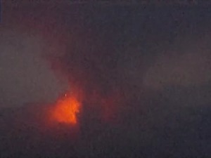 突发！日本樱岛火山喷发，烟柱高达1200米，气象厅发布最高级别警报
