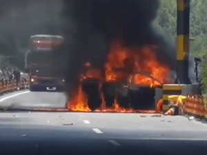价值百万的雷克萨斯发生车祸，车门锁死全车焚毁！路人撬开门救人，警方最新通报：1死2伤