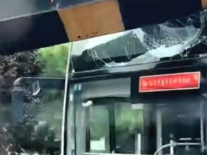 北京一双层公交遭“剃头”，啥情况？北京交警最新通报：司机未按规定路线行驶，不涉毒不涉酒