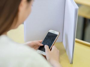 福建立法：禁止中小学生带手机进课堂，包括电话手表！