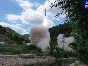 东部战区火箭军部队对台岛东部外海预定海域实施常导火力突击 全部精准命中目标