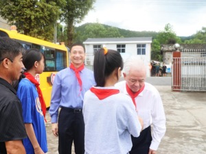 古润金董事长回访井冈山希望小学