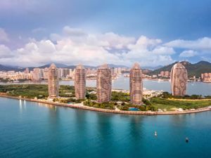 约8万游客滞留三亚！全市限制人员流动，毒株系国内首次发现，对时空伴随人员赋黄码