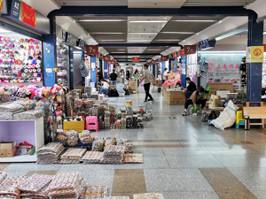疫情下的“世界超市”义乌：快递出港数量日均回落500万件，有卖家正赶工圣诞节订单