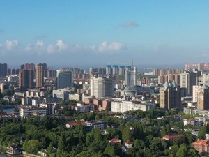 新晋“万亿之城”，危机逼近
