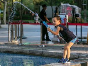 连续4天红色预警；湖北局部或超43℃；有城市手机信号受影响，路牌被晒得流油漆