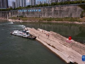 长江航道水位持续走低，部分站点较往年同期下降超六成
