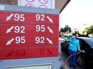 五连降！23日24时起每吨汽油下调205元 92号汽油跌至8元附近
