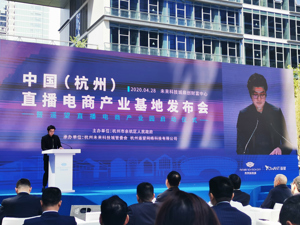 俞敏洪、王卫、刘强东坐上了同一张“牌桌”