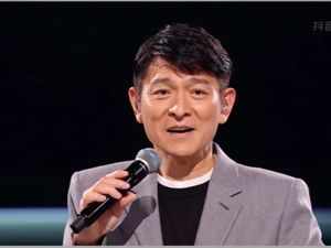 60岁刘德华抖音开演唱会，观看人次达3.5亿！知名乐评人：嗓音已很有岁月痕迹，但还是很感动