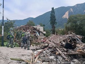 泸定县地震救灾民兵：交通受阻徒步进入震中，昨晚只睡了三个小时，半夜一直有余震 