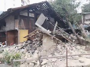 泸定地震震中附近村民：当地一些木质结构房屋垮了；通信已恢复