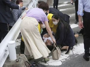 日本两位前首相表态拒绝出席安倍国葬，一男子自焚，现场发现反对为安倍晋三举行国葬文件