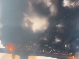 突发！安徽金寨一高速路段发生油罐车爆燃，现场浓烟滚滚，致一人轻微受伤