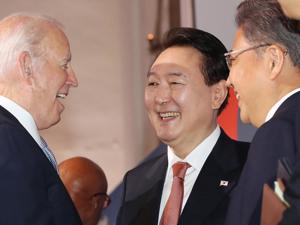 尹锡悦访美，拍照时与拜登握手亲近，但会晤仅48秒；韩国在野党党鞭：不敢相信，一个问题都没解决……