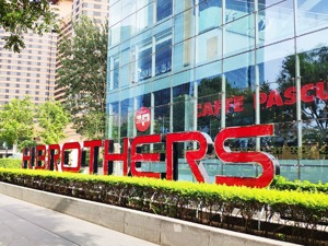 实控人转让5000万股偿还债务 华谊兄弟公开回应“退市”疑问：风险已经较大程度上消除