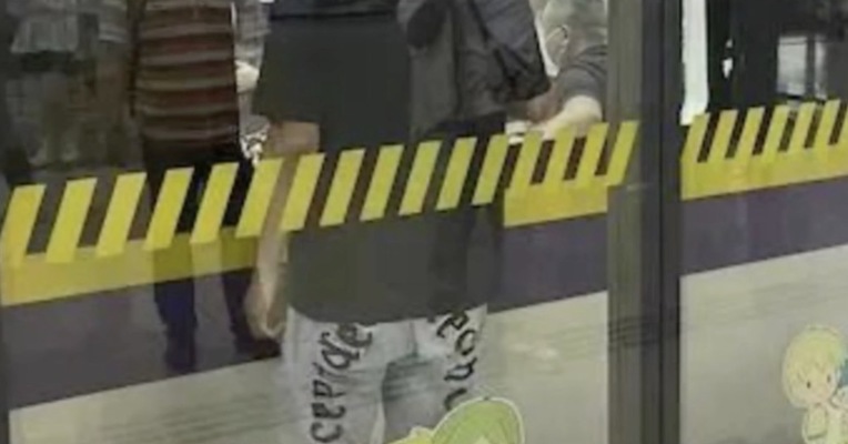 上海地铁惊险一幕！男子“冲门”被卡屏蔽门无法动弹，上海地铁：当事人并无大碍  